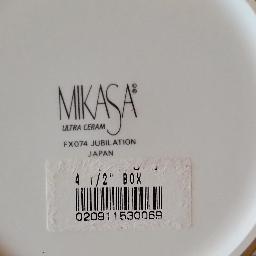 Mikasa Red and Green Holiday Decor with Festive Embroidery - Picture 4 of 4